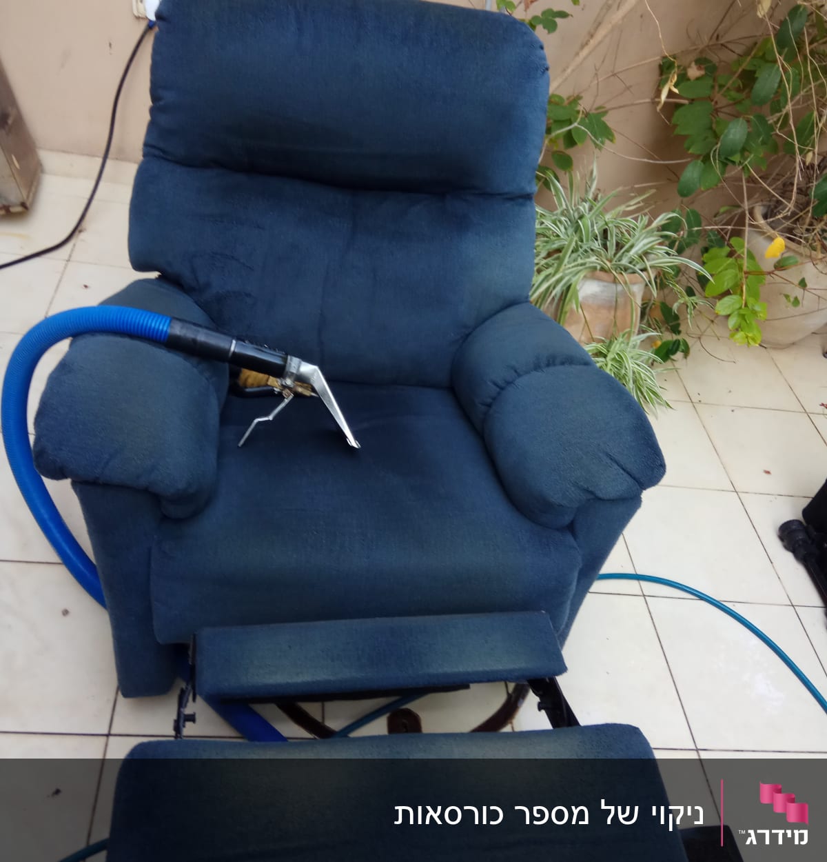 ניקוי ספה עם צינור ומכשיר שאיבה
